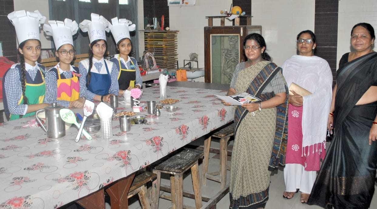 Girls of Gargi Sadan topped in recipe competition