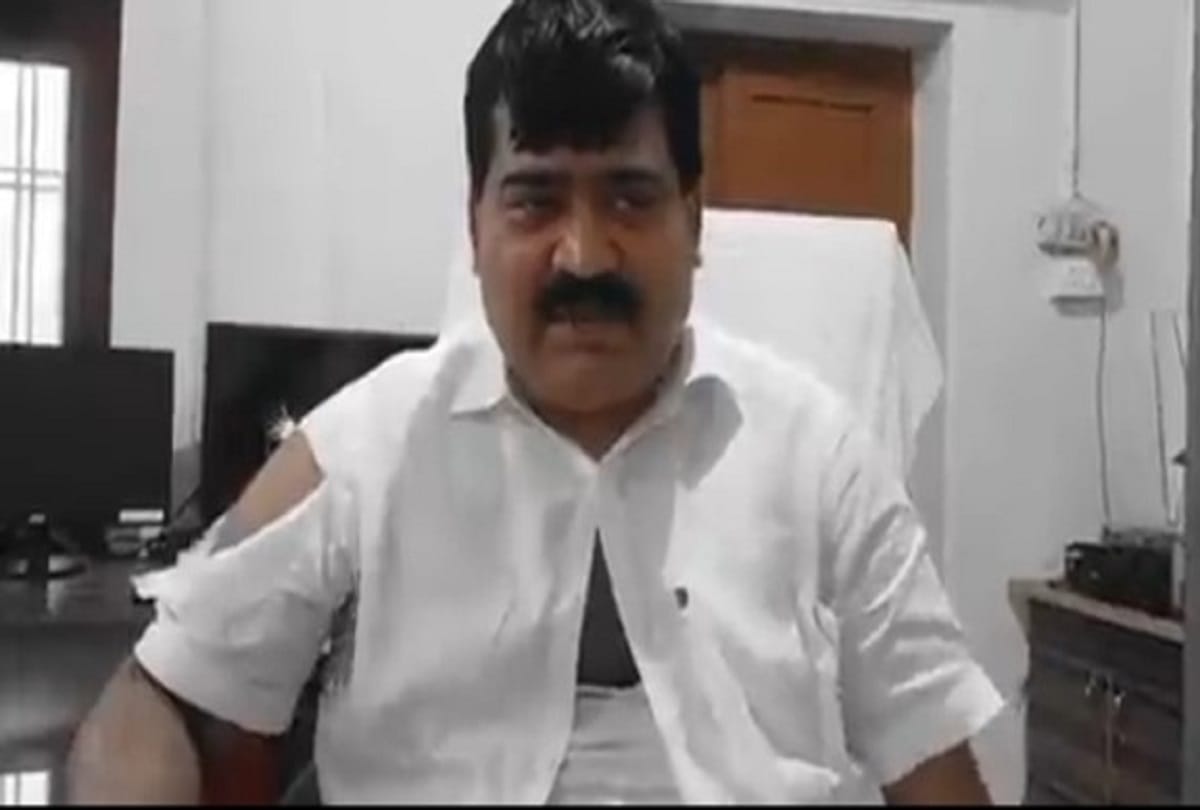 Pratapgarh: CO Lalganj suspended, Pramod Tiwari and Mona booked for beating UP MP Sangamlal Gupta