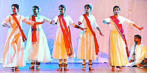 The audience danced on the performances of Kathak