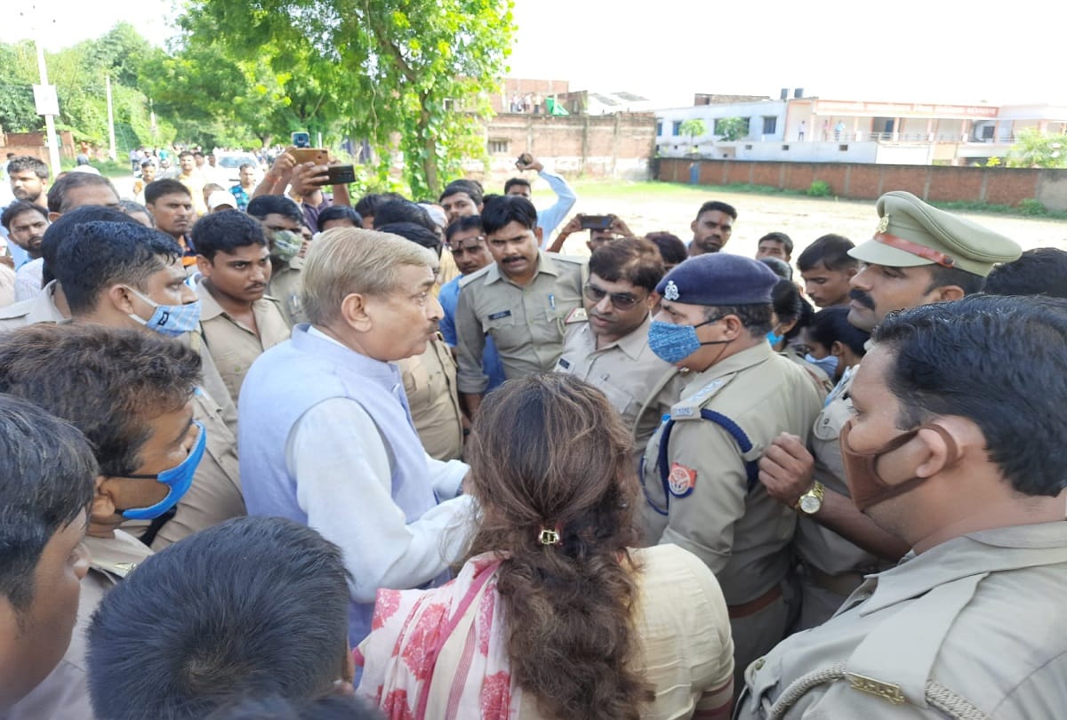 Fight between BJP and Congress workers in Pratapgarh, BJP MP's vehicles damaged