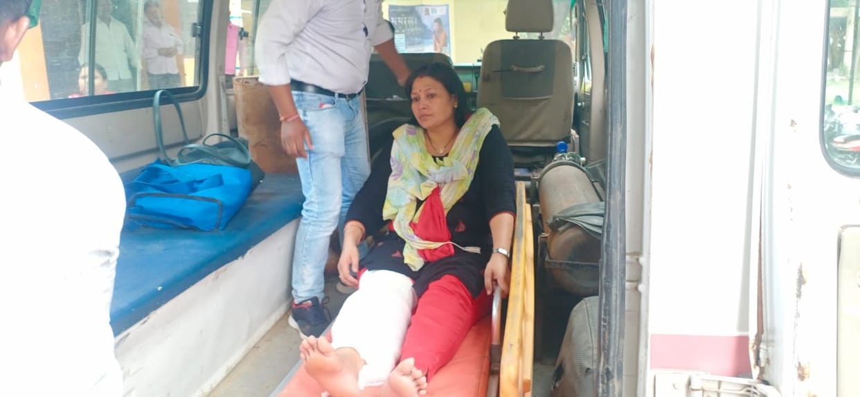 Mathura: Scooty collided with the convoy of DM and SSP, nurse injured