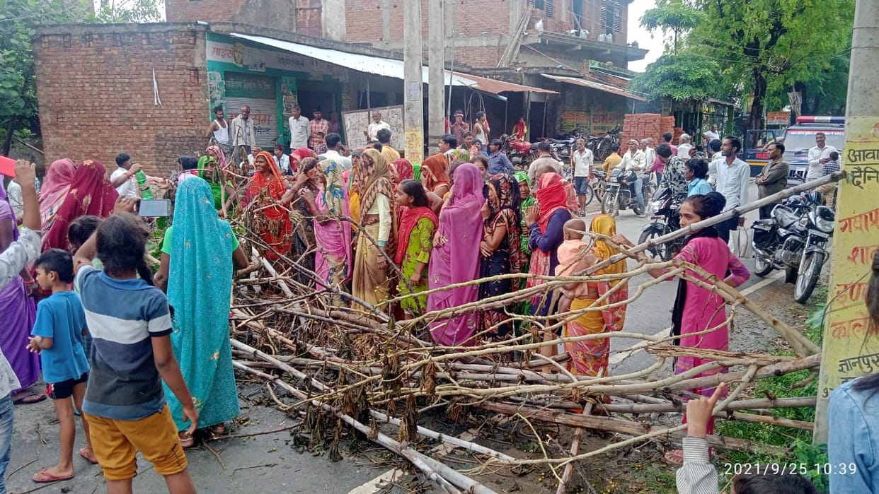 etawah news,Villagers troubled by waterlogging landed on the road, jammed