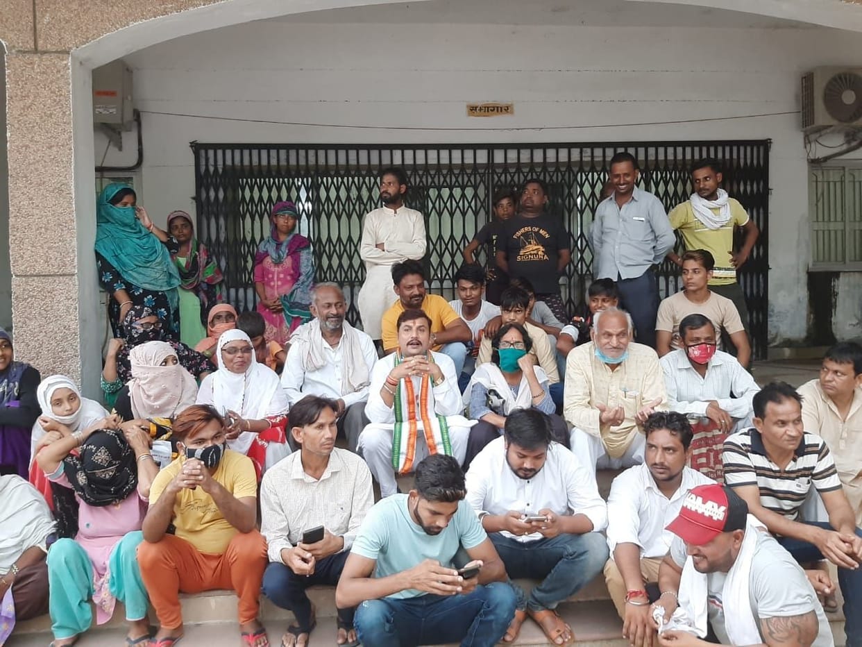 Hathras: Congressmen staged a sit-in in the Collectorate for the complete closure of the pond railway gate
