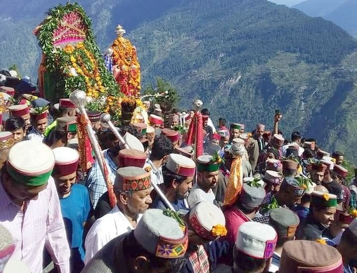 Devotees gathered in Bijli Mahadev