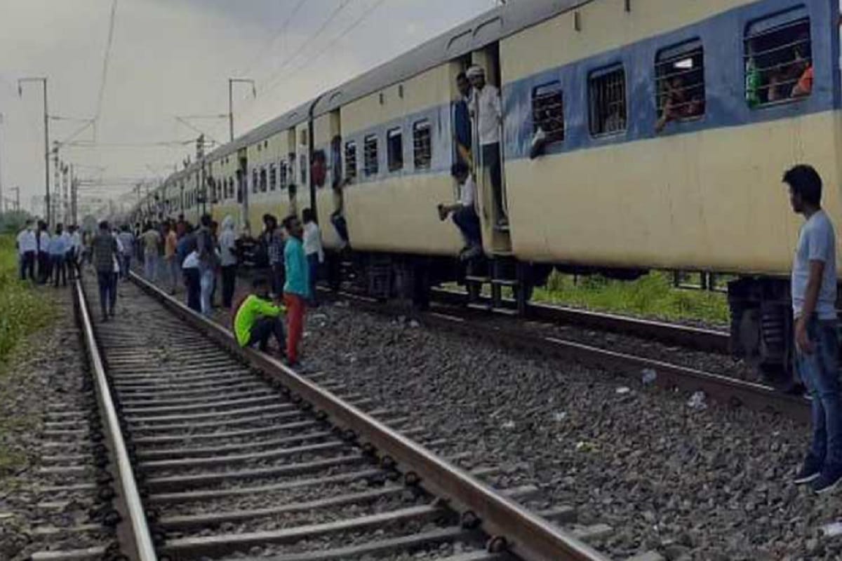 Bijnor News: The woman have try to suicide with three children by train