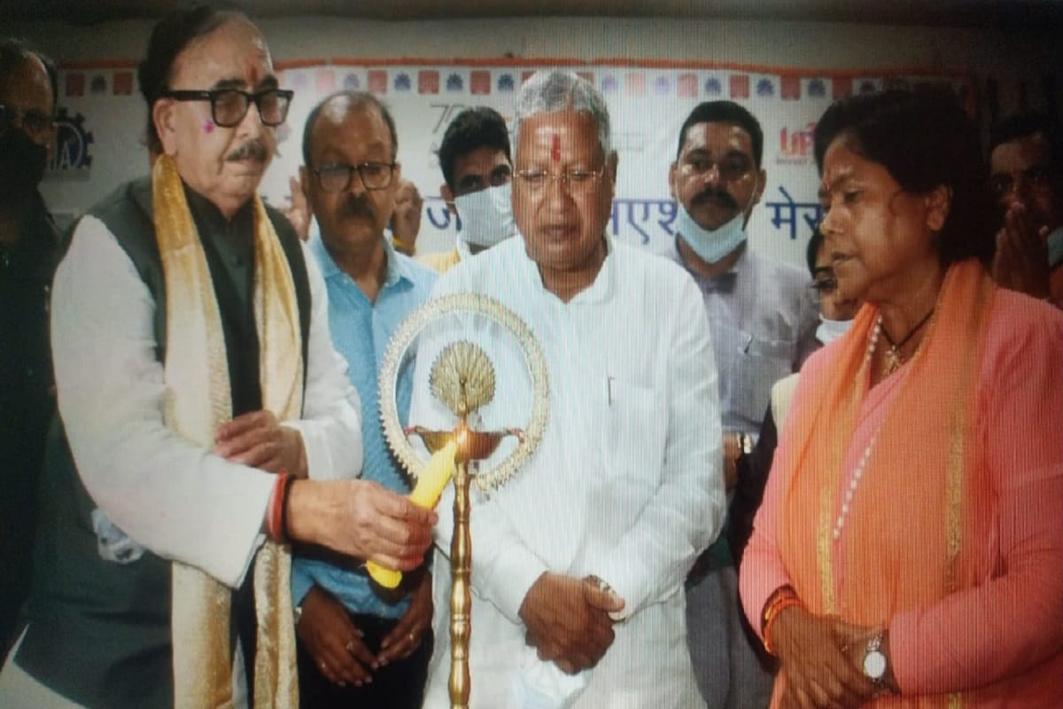 UP News: Minister Mahendra Nath Pandey targeted the opposition party and said that Chief Minister Yogi Adityanath has solved recorded complaints of  public