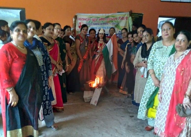 Hathras: Women lit Holi of foreign goods