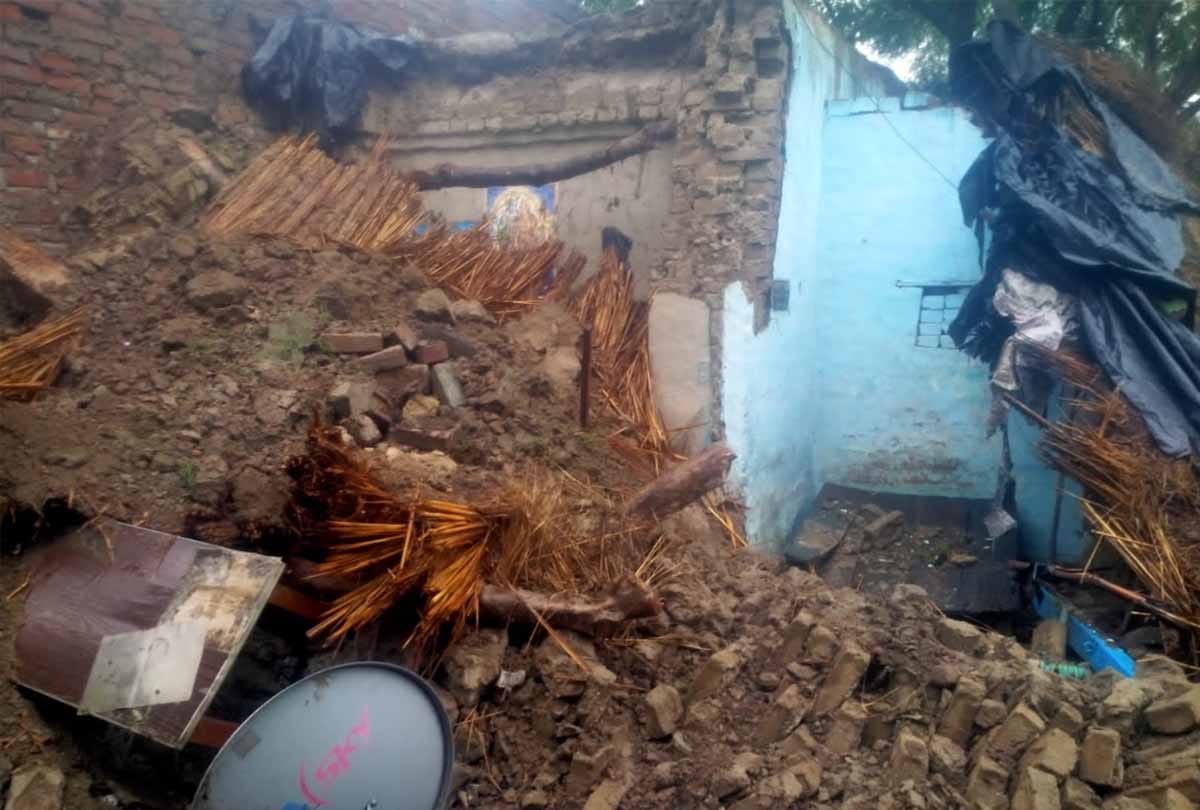 Etawah: Three people injured, one in critical condition after a kutcha house collapsed amid rain