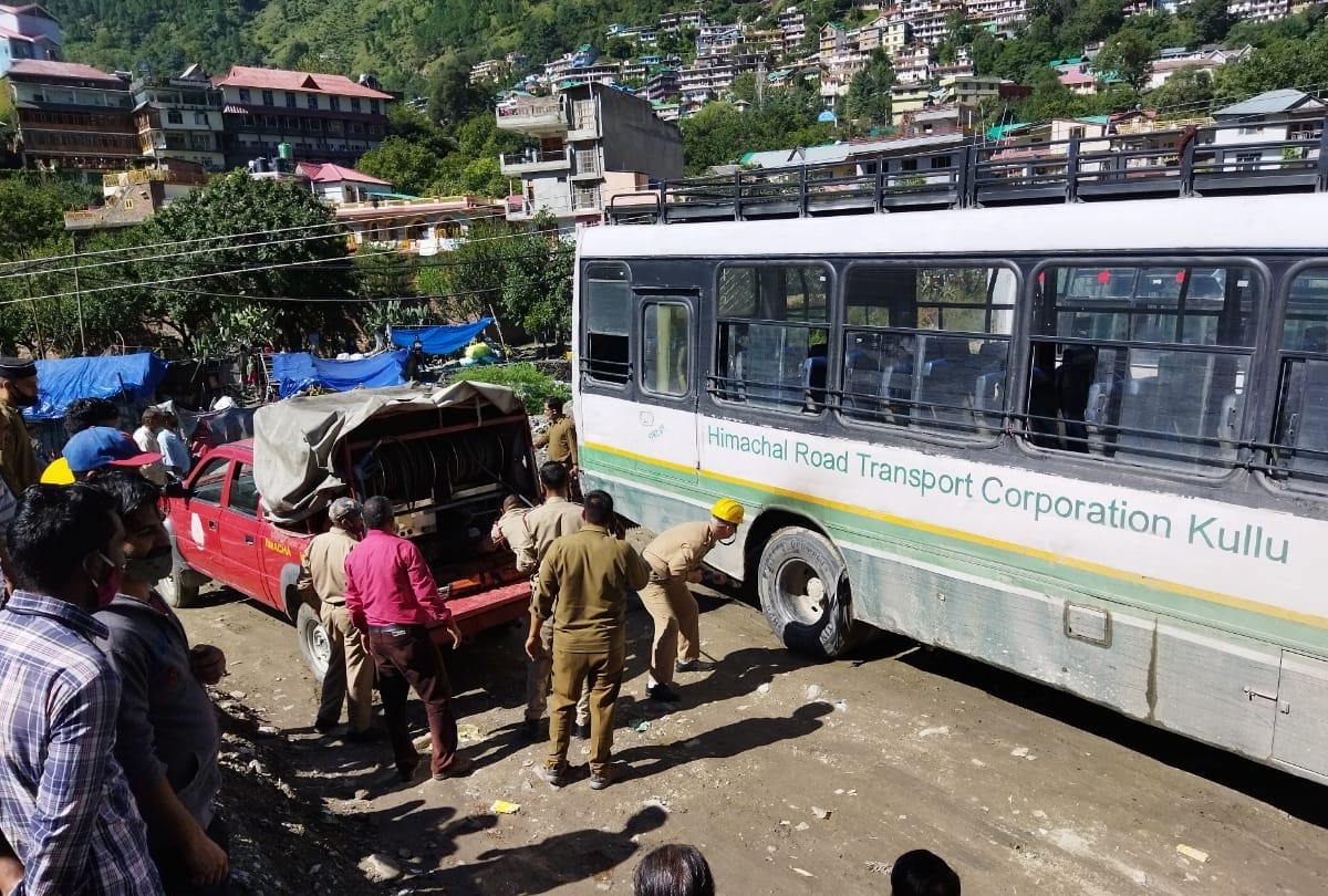 HRTC Bus Driver gets electrocuted in Kullu Himachal Pradesh