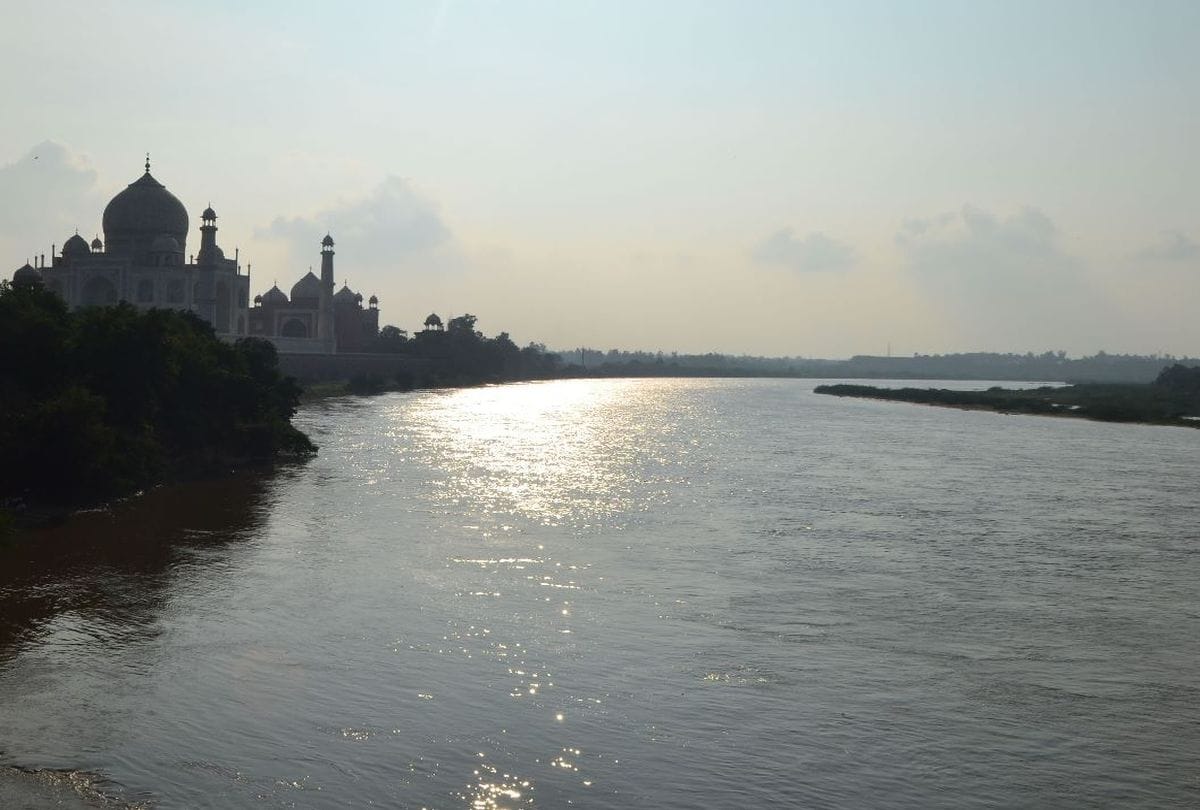 Taj Mahal News: Golden Color Of Taj Mahal From Sunlight Near Yamuna River Front See Beautiful Pictures
