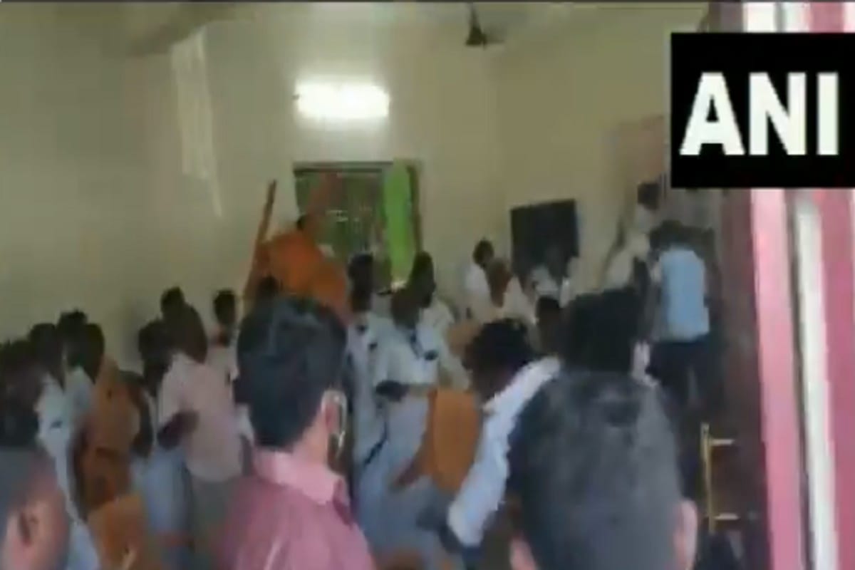 Tamil Nadu: congress workers hurled chairs in the presence of MP Karti Chidambaram 