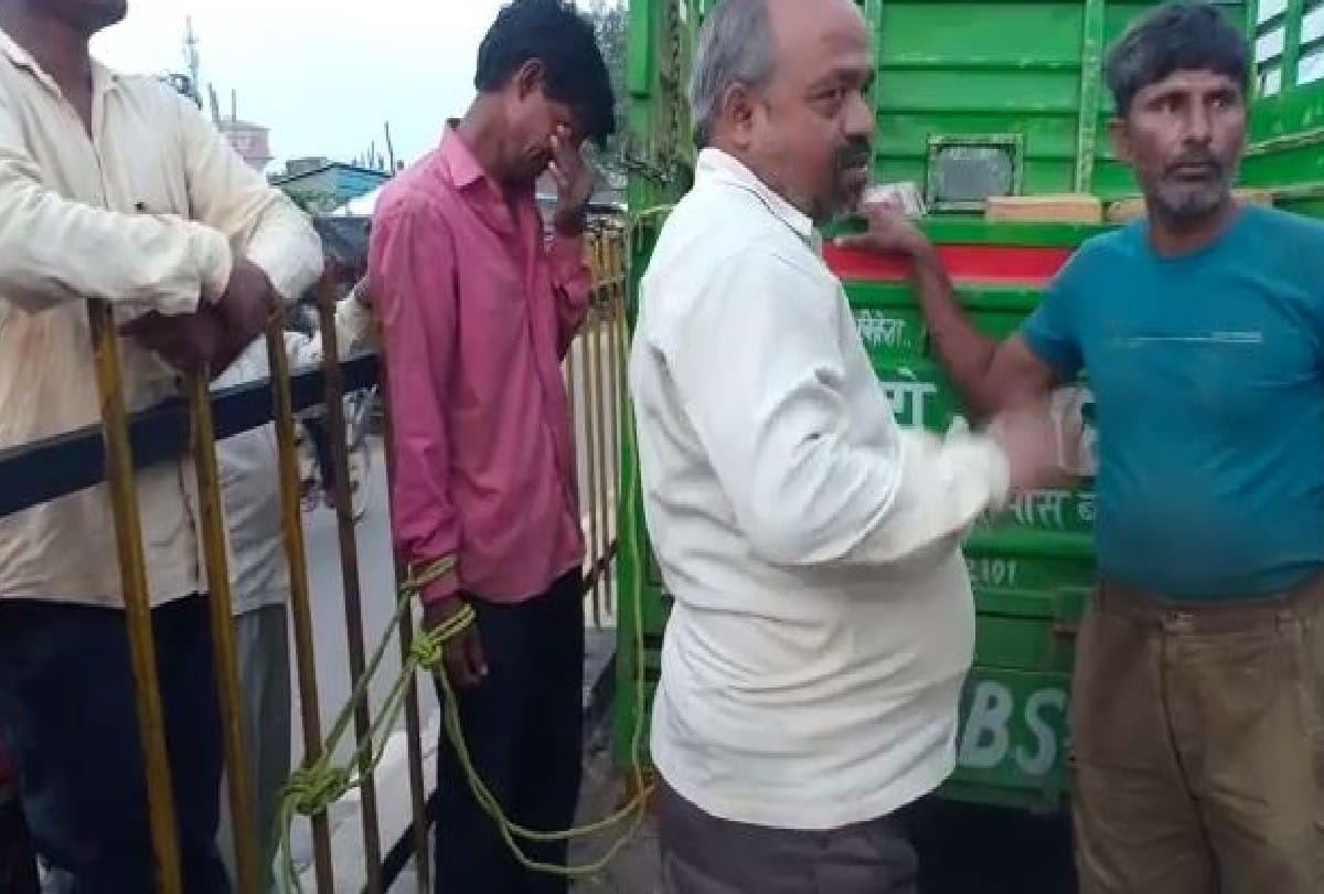 Youth Beaten Tie Up With A Rope On Highway Grill In Charge Of Theft Video Goes Viral