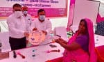बढ़पुर ब्लाक में महिला को आवास की चाबी देते सांसद मुकेश राजपूत व डीएम मानवेंद्र सिंह। संवाद