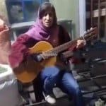 महिला को सड़क पर गीत गाना पड़ा भारी