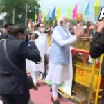 दिल्ली एयरपोर्ट पर लोगों से मिलते पीएम मोदी