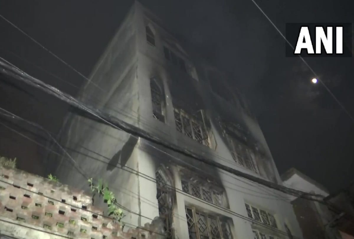 Fire breaks out in a cardboard godown in dabri area delhi