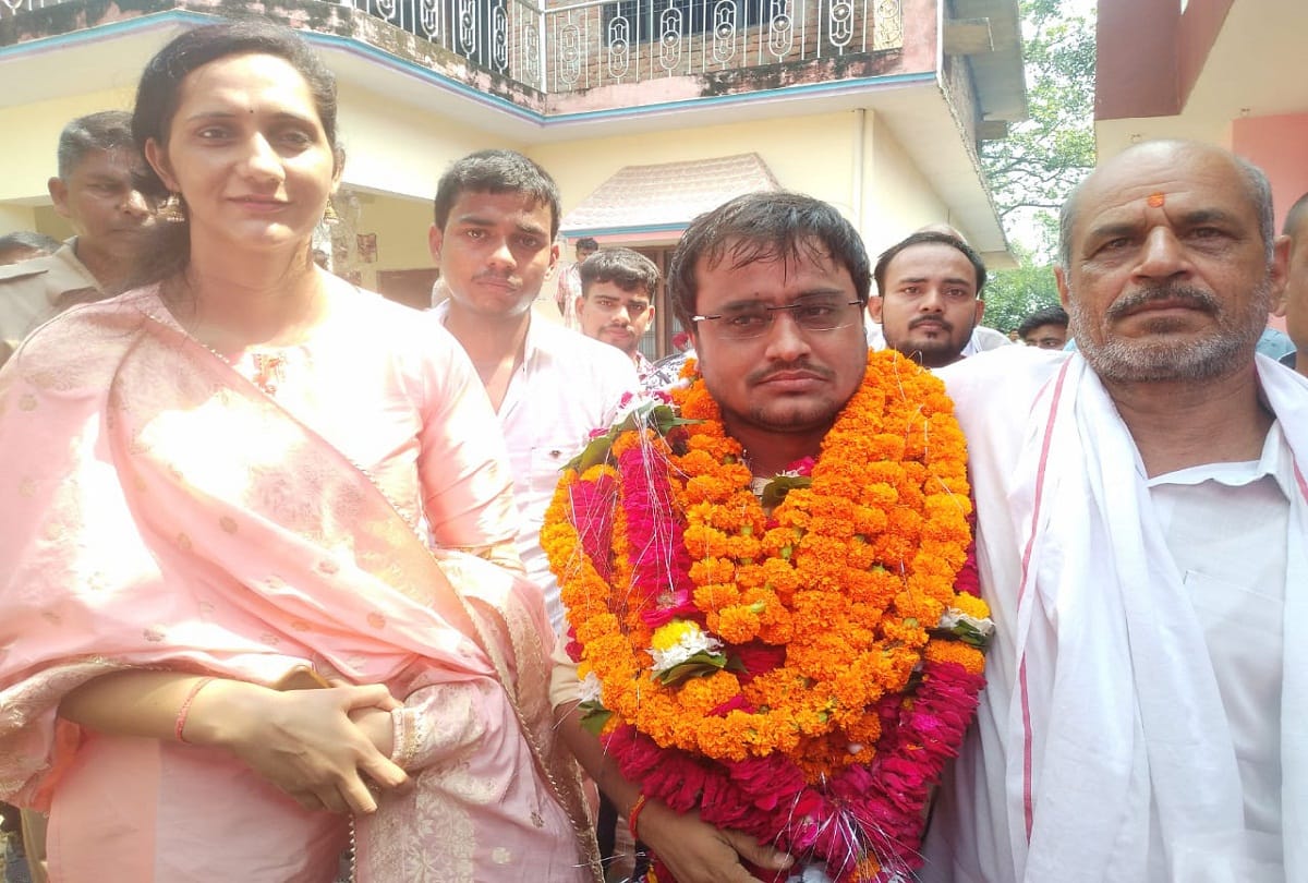 Pratapgarh: Vipin, who became an IAS, received a warm welcome on reaching the village