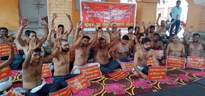 सोरों में अर्द्घनग्न प्रदर्शन करते आंदोलनकारी।
