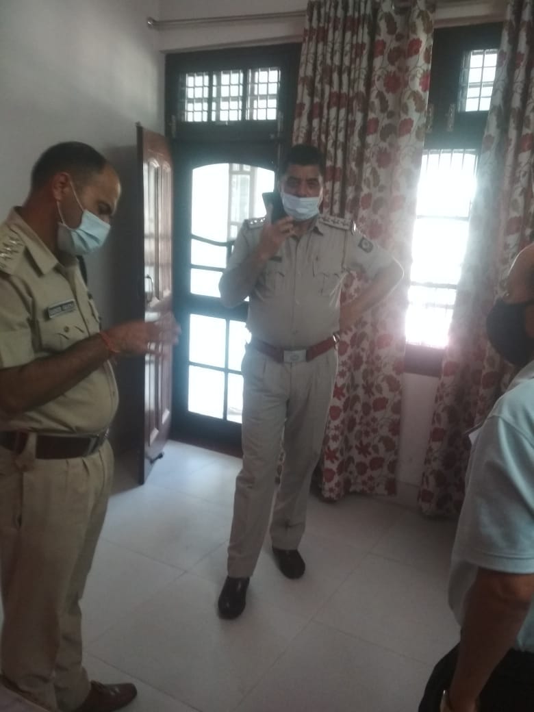 Thieves broke into the closed house, blew up jewelry and utensils