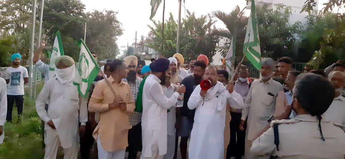 BJP ministers who arrived to inaugurate the chowk had to face anti-slogans, Ambala