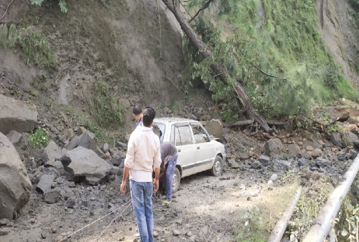 boulder fell on moving car, driver narrowly escaped in mandi himachal