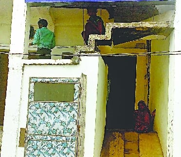 During treatment, the patient was taken out of the hospital, locked and ran away