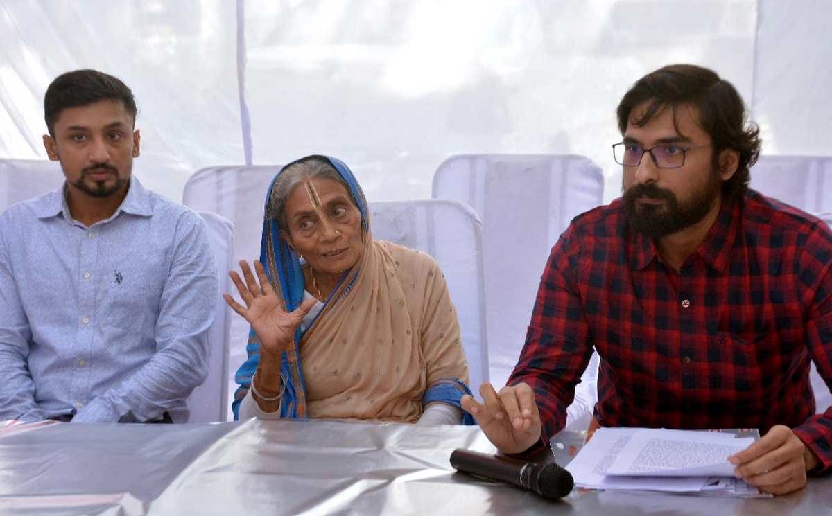 Kashi naresh  elder daughter allegations on brother in press conference for violence for property