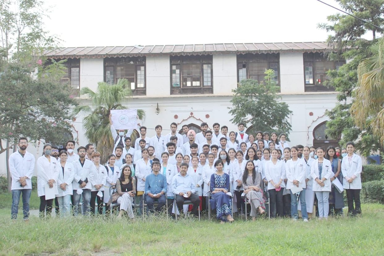 Bhavna, Garima and Harjot first in painting, Competition organized on the side effects of drugs and drugs in Chamba Medical College