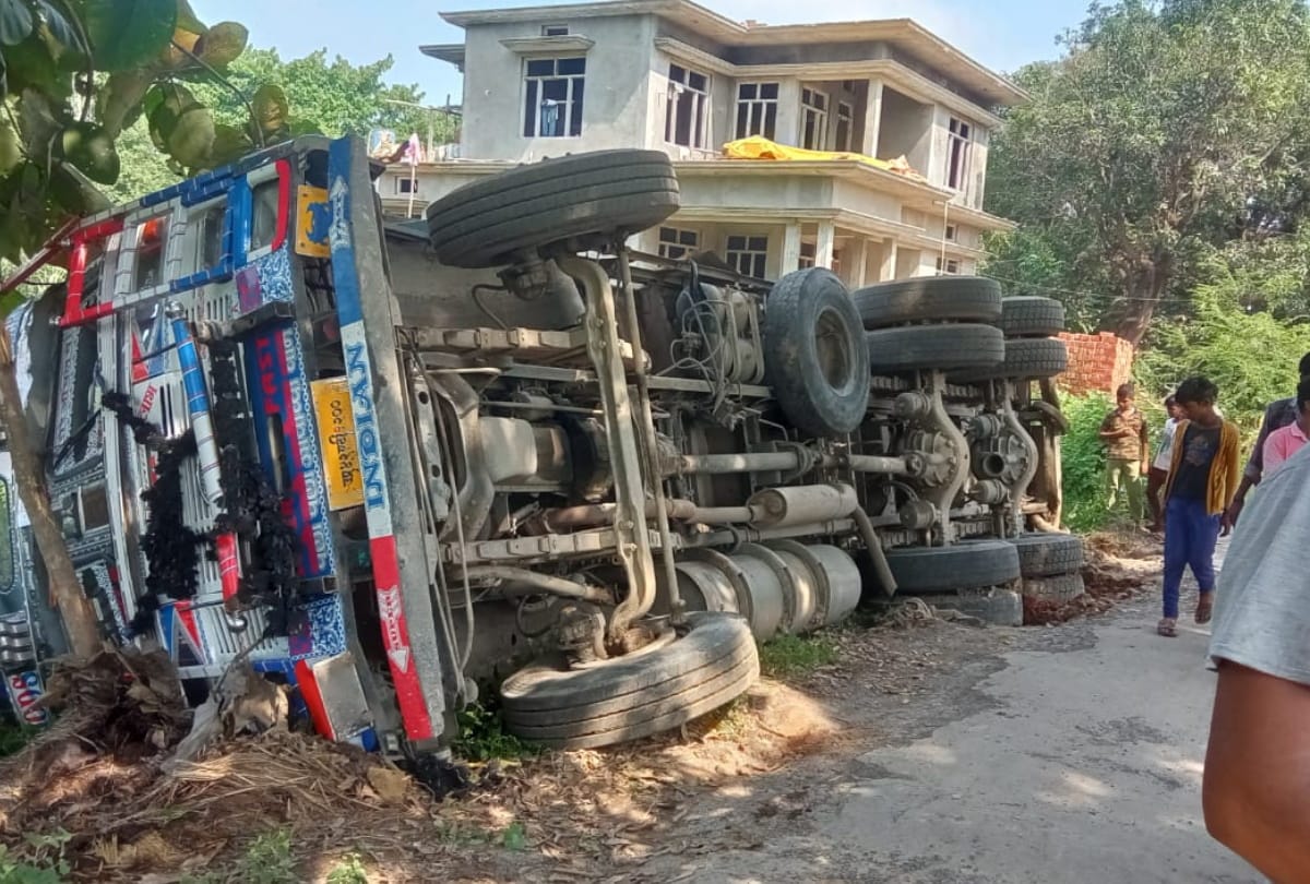 Workers injured due to overturning of overloaded mooring truck on Badhya bridge in Basti