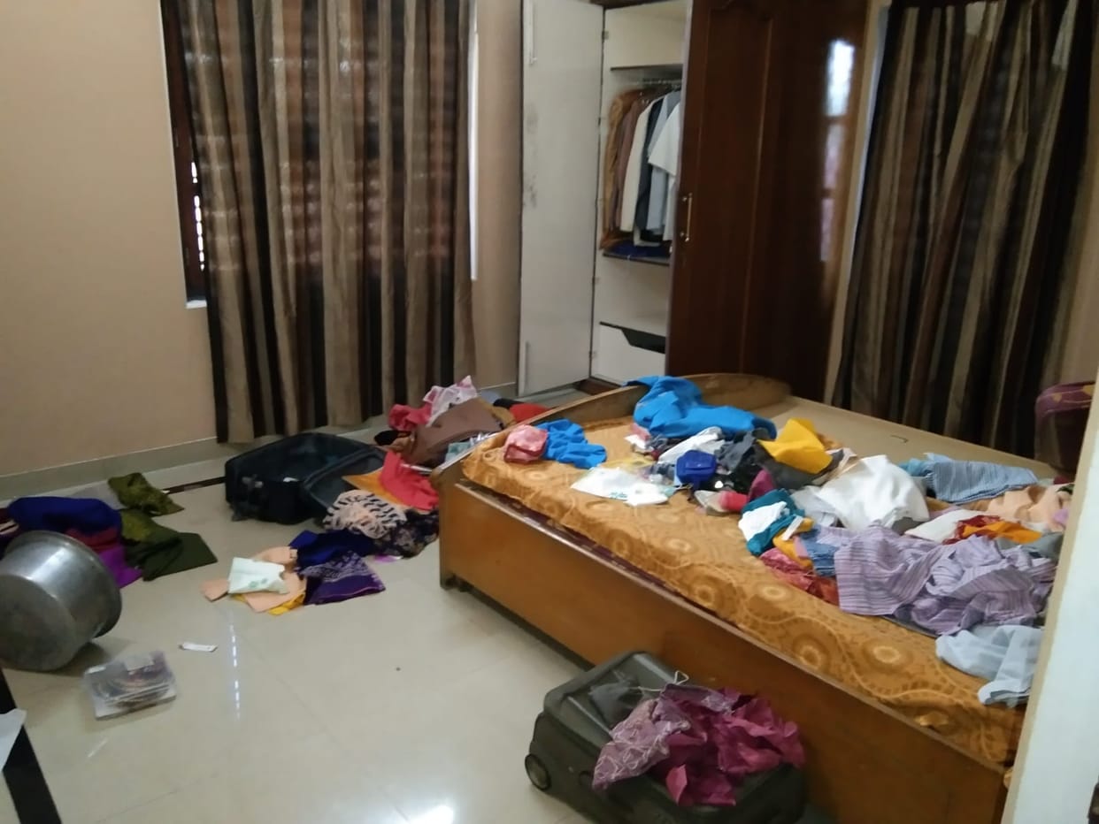 eight lakhs looted after elderly couple were taken hostage by robbers  in varanasi police engaged in investigation