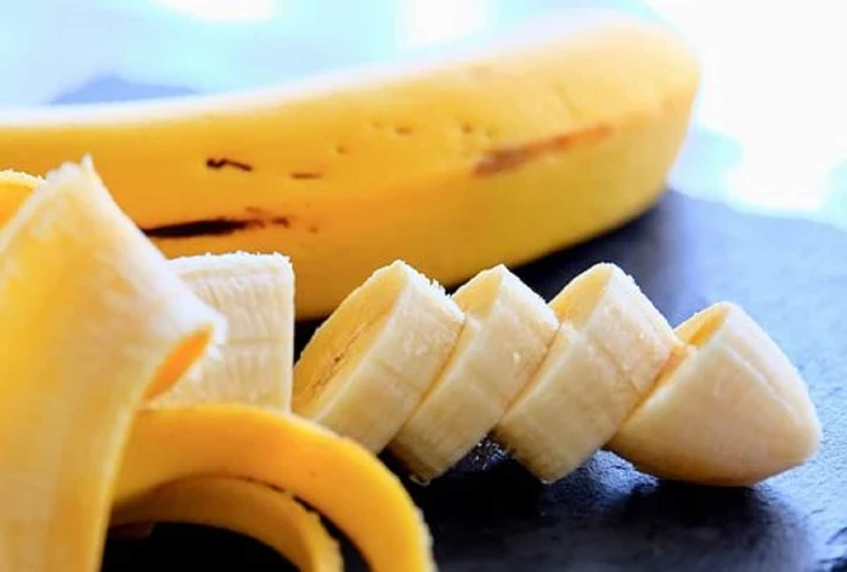 how to do skin care at home with banana in hindi