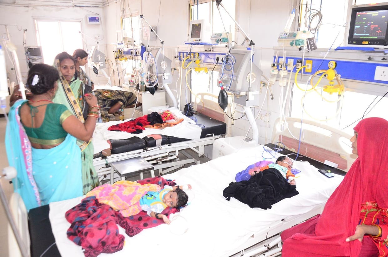 Treatment of two innocent children on one bed in PICU