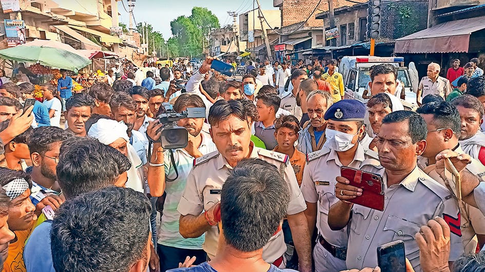 Demonstration of relatives by placing the dead body of young man at Pataudi Chowk, accusing private clinic operator and staff of wrong treatment