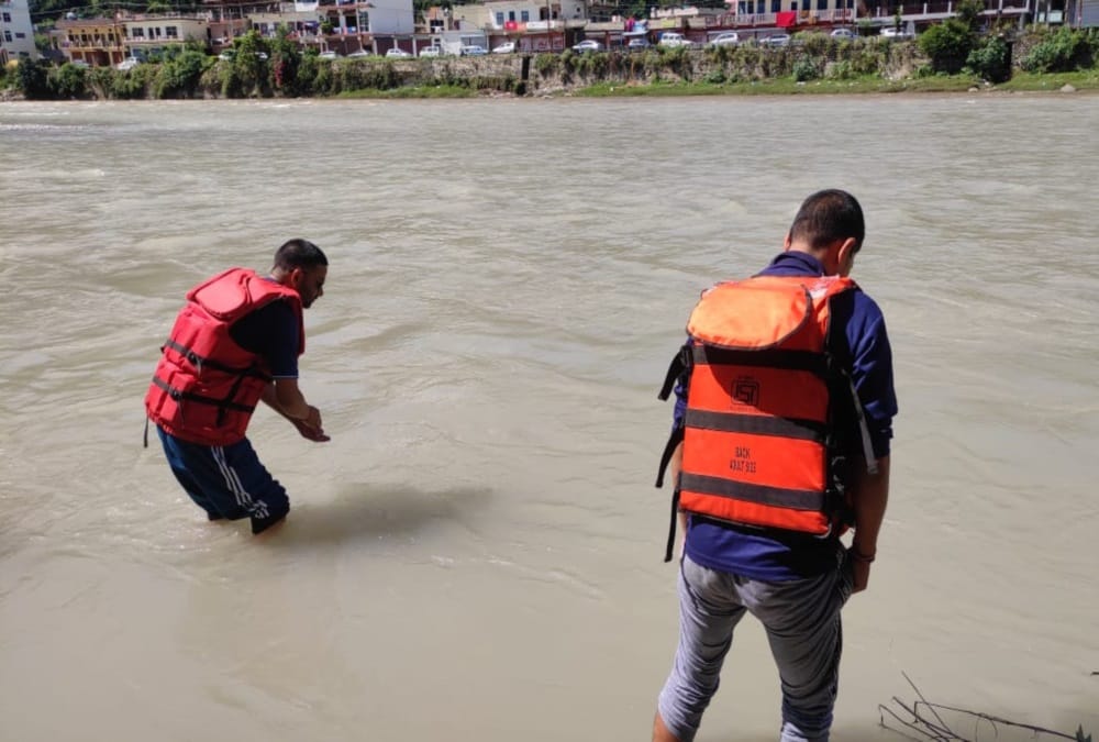 Uttarakhand News: Two Real Brothers Drown in Bageshwar saryu River during Bath Photos