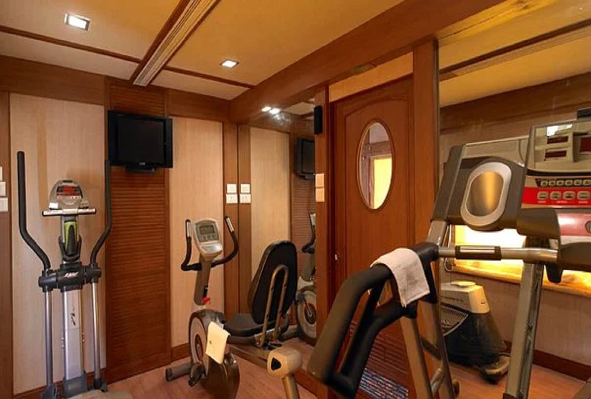 Indian Railways luxury train golden chariot package price