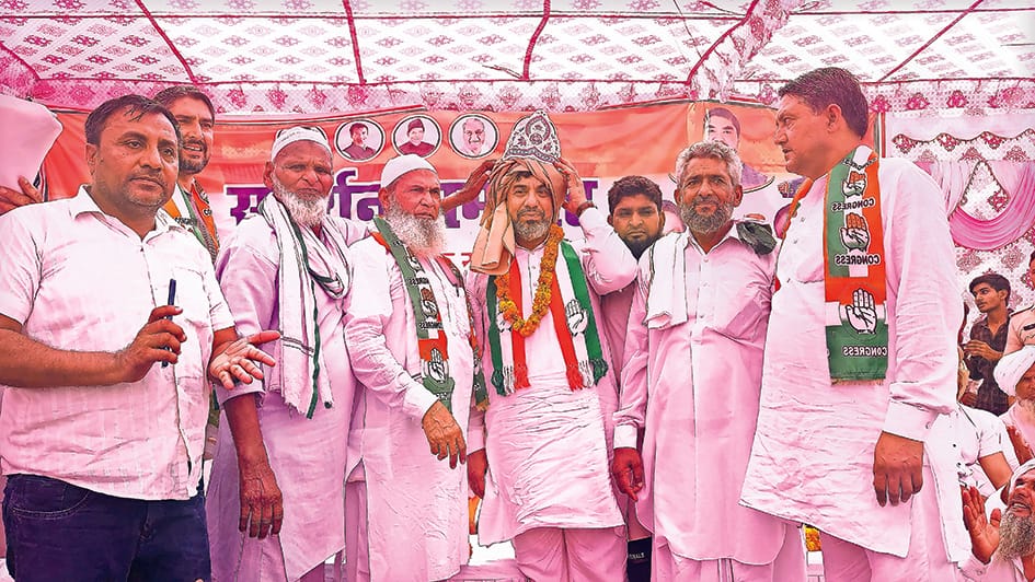 Hundreds of people left the BJP and joined the Congress
