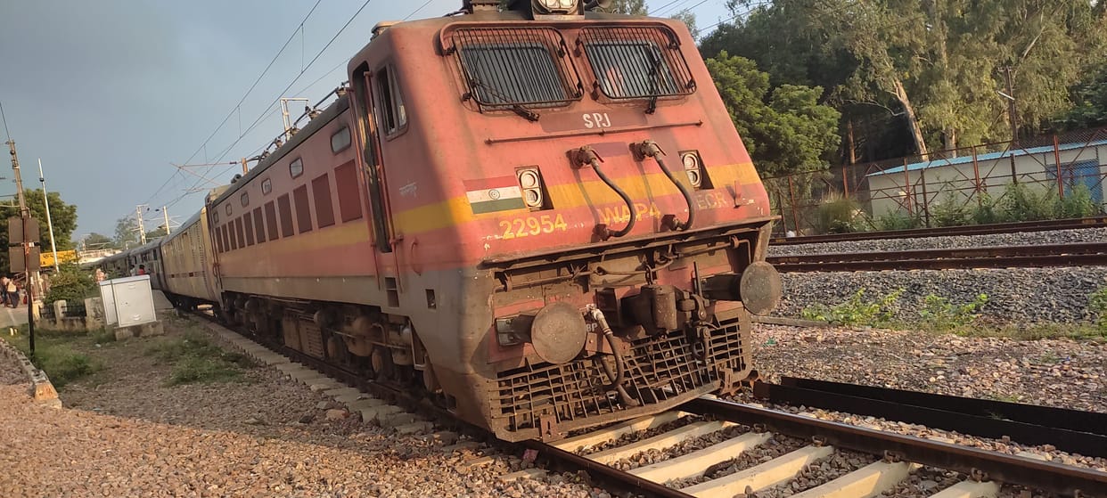 Up Mahananda Express stood for two hours at Rura station due to engine failure