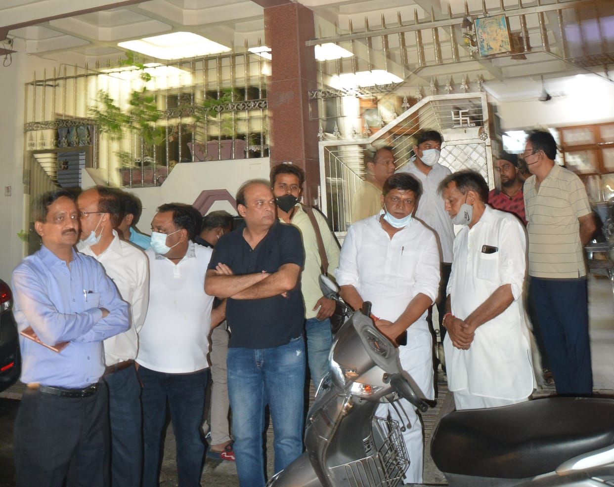 The robbery took place at a distance of 200 meters from the new Mandi police station.