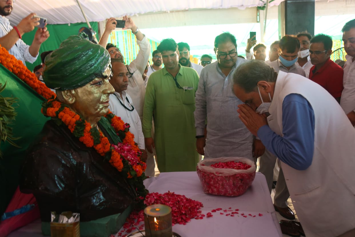 ex centrel minister and bjp leeder  berender singh say  dhrtee maa ki jay