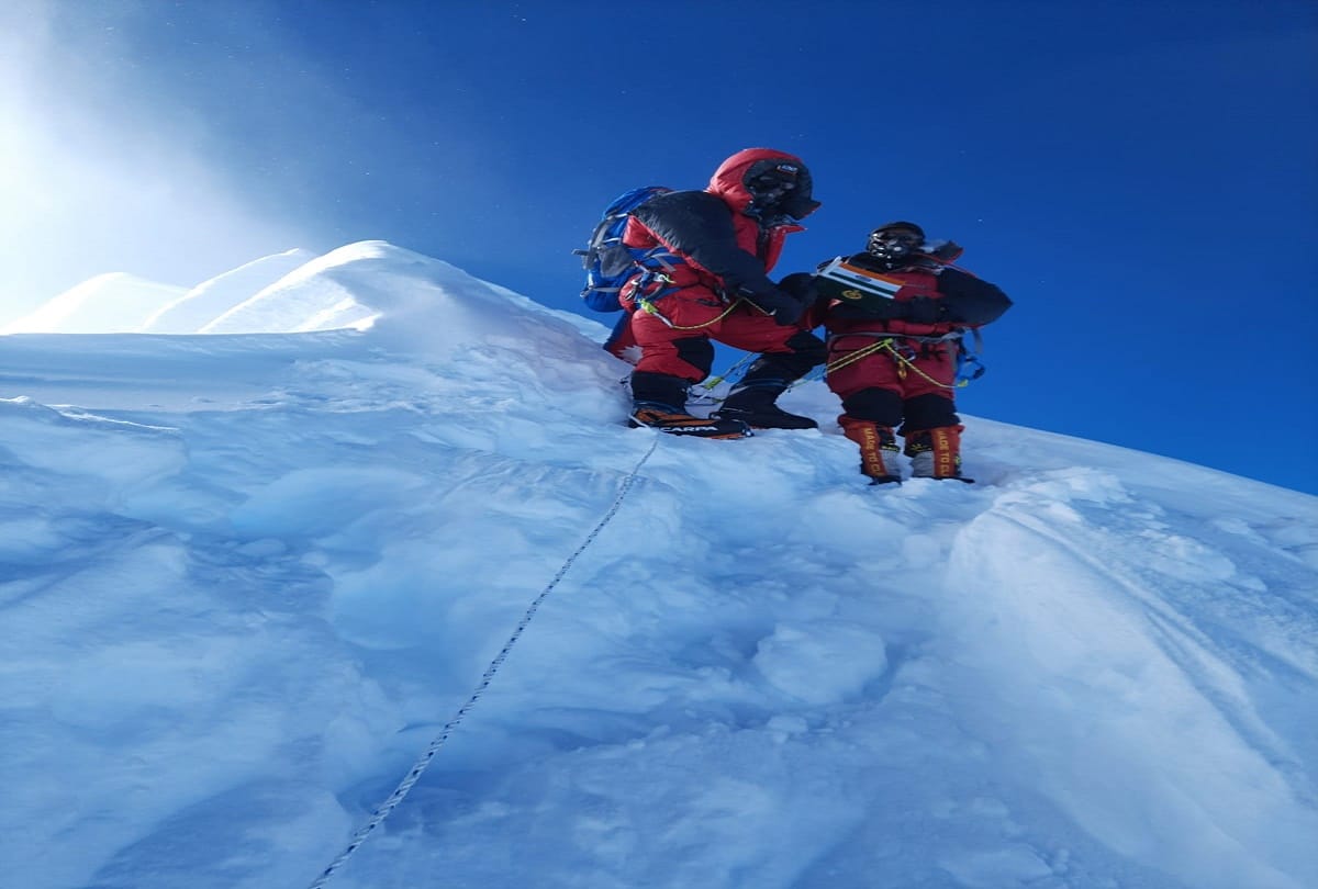 ITBP mountaineers hoisted tricolor on the world's 8th highest peak, Manaslu
