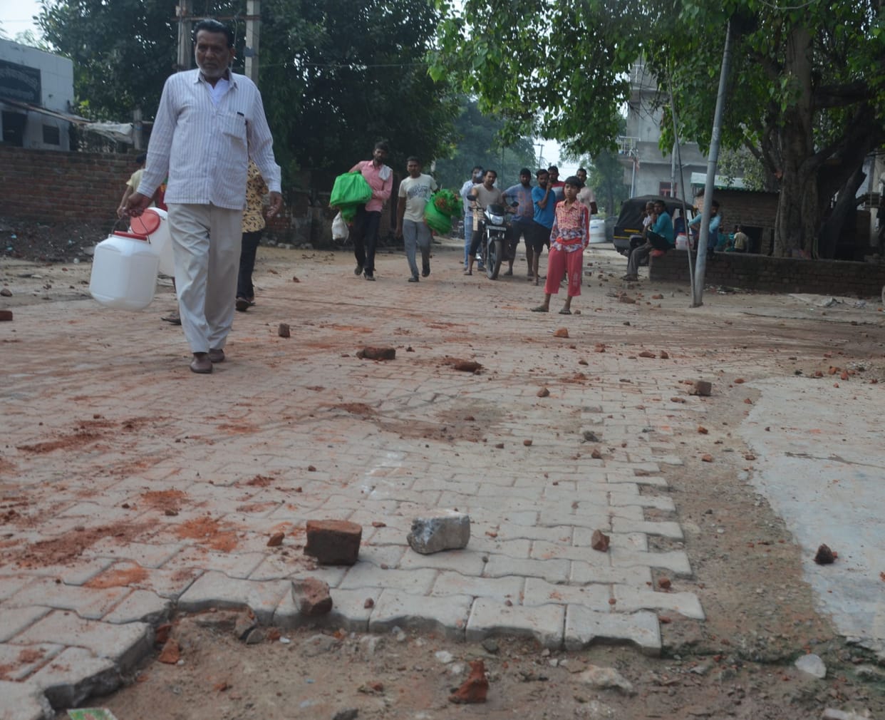 Stones were thrown in Valmiki Basti at night, two injured, the glass of the car also cracked