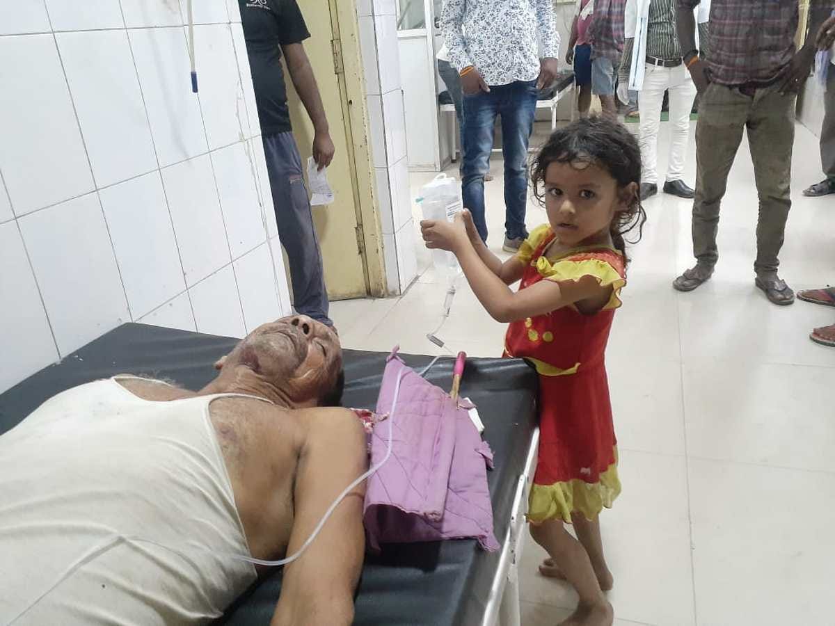 Girl child hold glucose bottle for hours for treatment of Nana in azamgarh district hospital UP