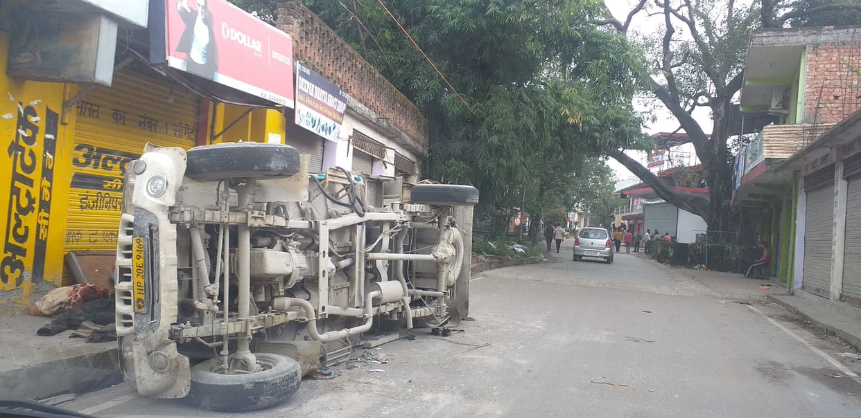 The trolley drove away from the police block, went ahead and overturned, 755 grams of charas recovered from the three riders