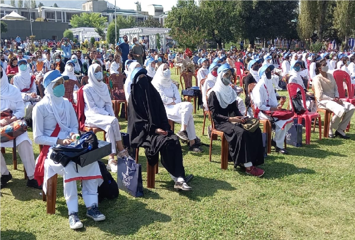 Jammu-Kashmir: Fighter aircraft hovered over Dal Lake, school students arrived to see the feat, see photos