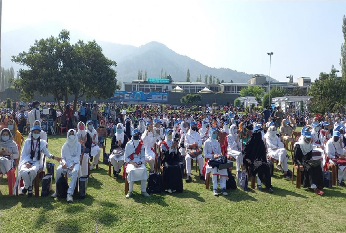 Jammu-Kashmir: Fighter aircraft hovered over Dal Lake, school students arrived to see the feat, see photos