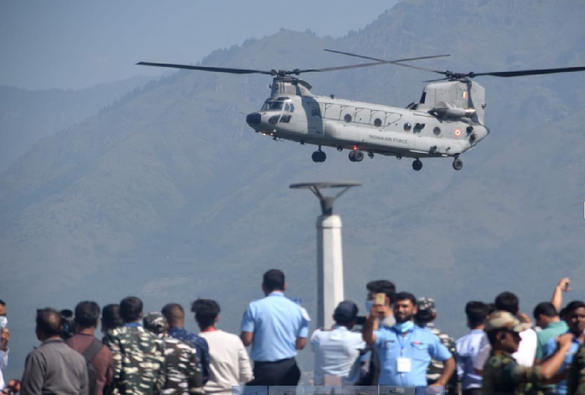 Jammu-Kashmir: Fighter aircraft hovered over Dal Lake, school students arrived to see the feat, see photos