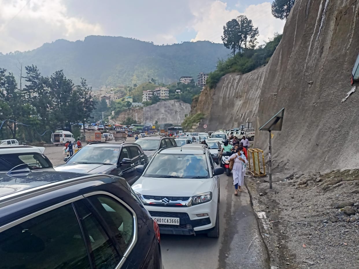 Land slide on Kalka-Shimla NH near Sanvara traffic stopped in the evening for 15 minutes