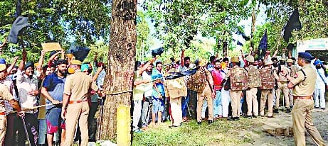 Farmers showed black flags to Union Minister of State for Home Teni