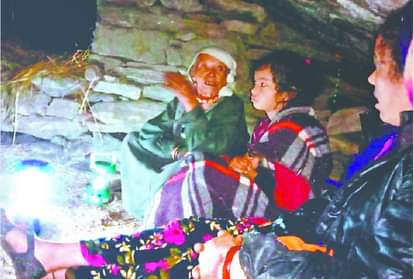 भूस्खलन के डर से ग्रामीणों ने छोड़ा घर