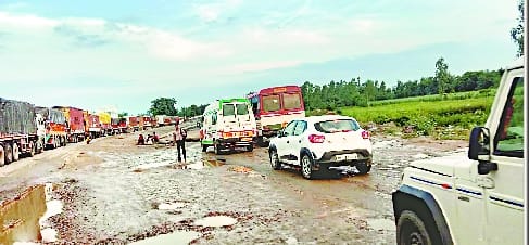 Rain water filled in the pits of Lucknow Highway, jam